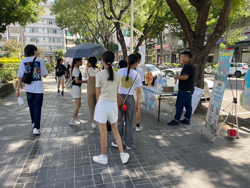 南屯區豐樂公園青年積極了解職缺動態