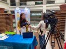 記者採訪現場設攤廠商