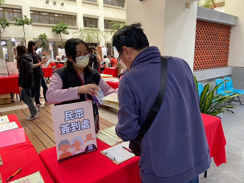 求職民眾至服務台報到及領取職缺表情形