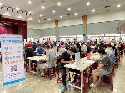 求職包粽-民眾熱絡參加