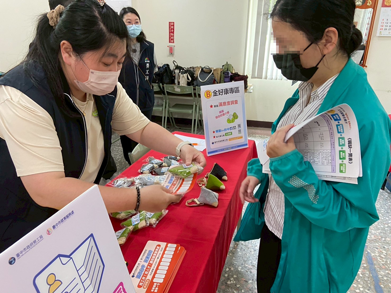 11-現場民眾填寫滿意度調查即贈送端午佳節精美小禮
