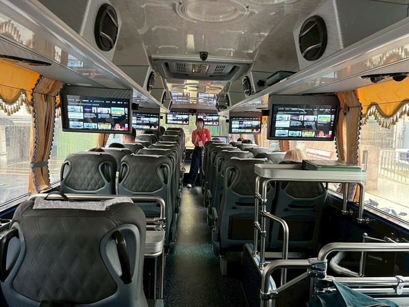 工作人員遊覽車上就業資源宣導
