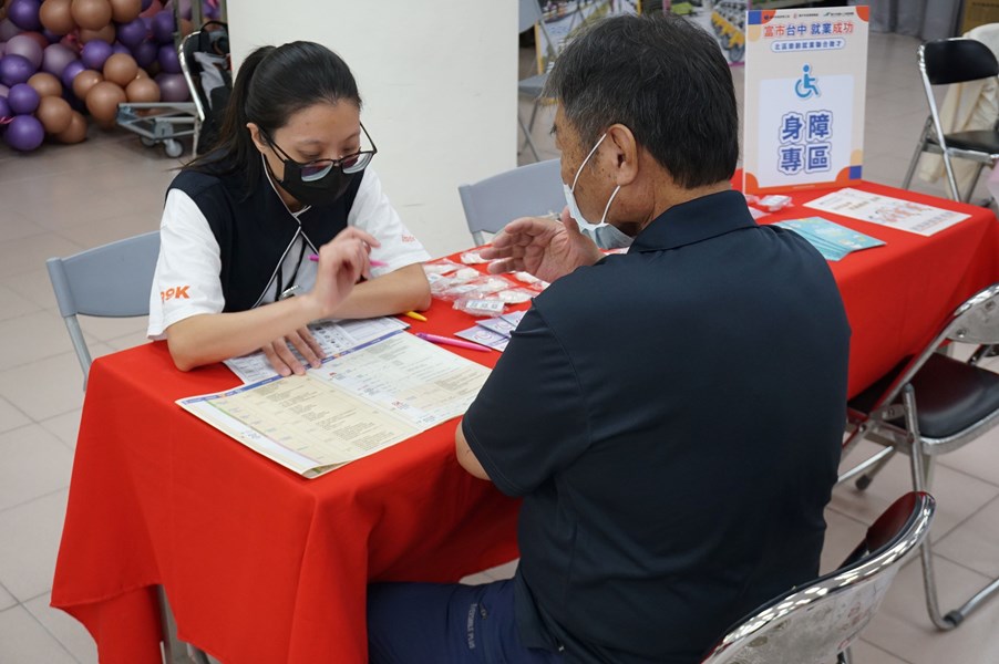 身障專區向有需求的民眾介紹各項專案內容