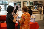 民眾領取廠商履歷表
