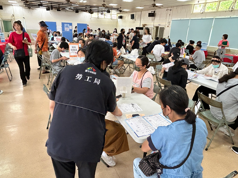 就服員協助填寫履歷及引導