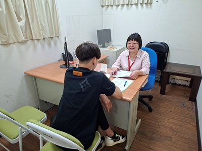 於地院諮商室進行就業諮詢_0