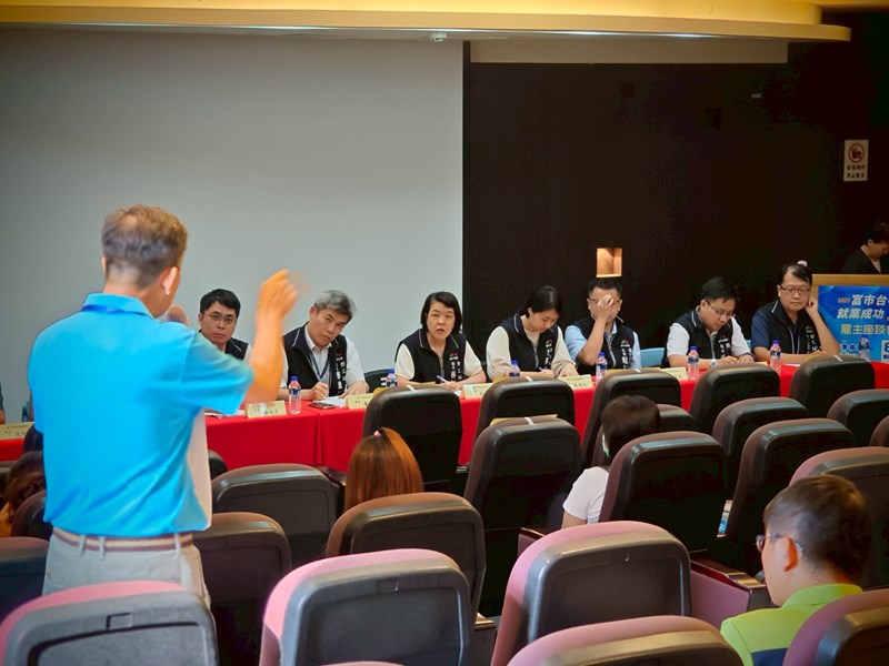 今年雇主座談會除了擴大舉辦，同時整合雇主關心的議題，分別製作「雇主資源手冊」、「事業單位常見違法案例手冊」，提供與會者免費索取