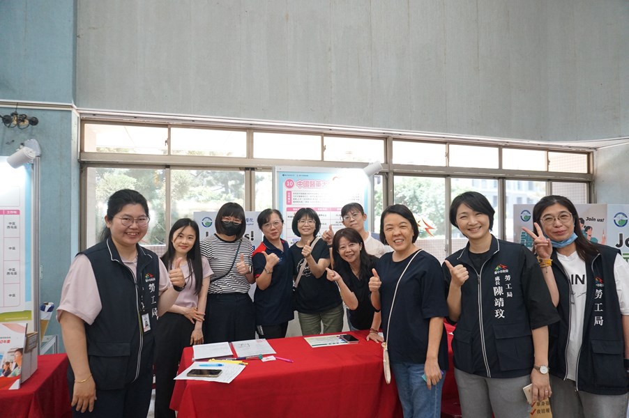 勞工局長官與企業廠商合照