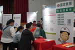 公司人資向求職民眾說明薪資福利及工作內容
