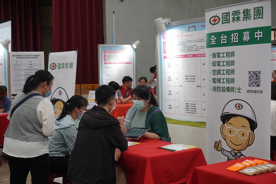 公司人資向求職民眾說明薪資福利及工作內容