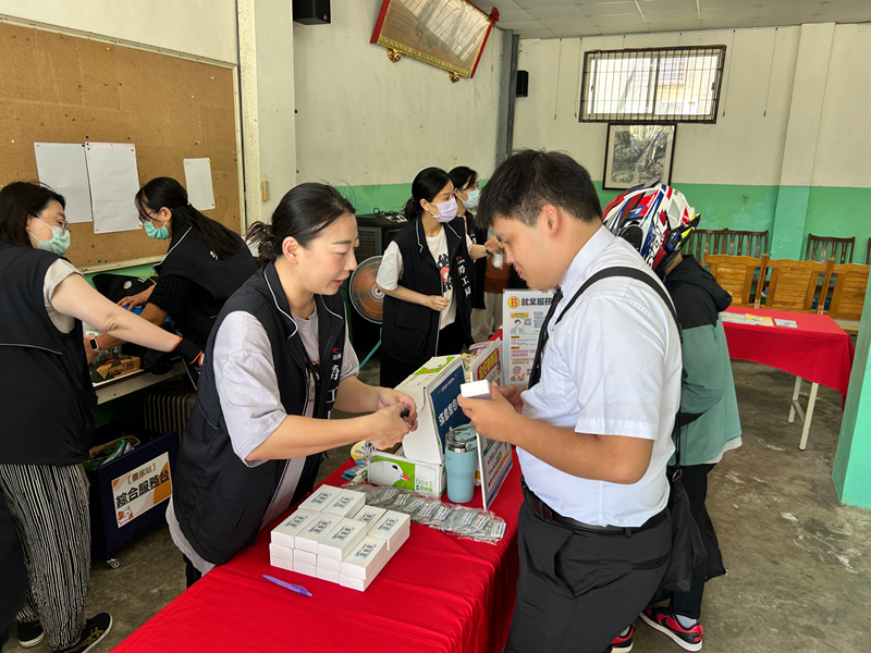 11-活動當天面試並填寫滿意度，贈送父親節精美小禮