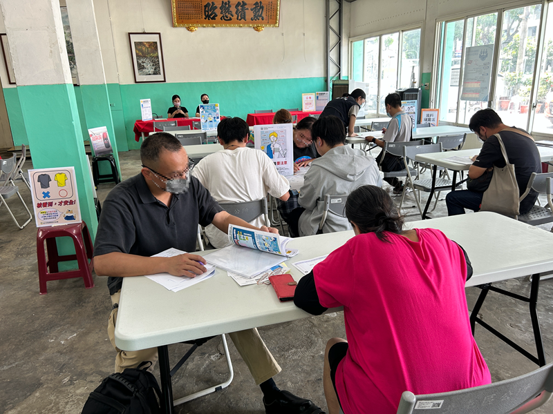 05-民眾填寫履歷表情形