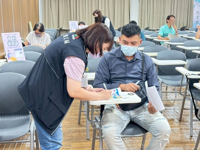 就服員主動宣傳青年就業獎勵金