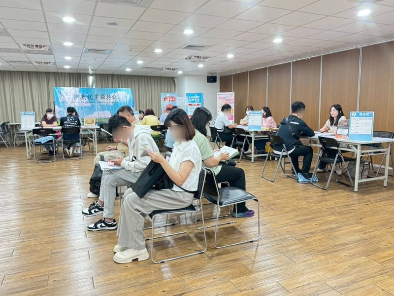 徵才活動現場 求職者等待面試