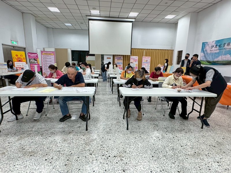 求職民眾填寫履歷前往面試