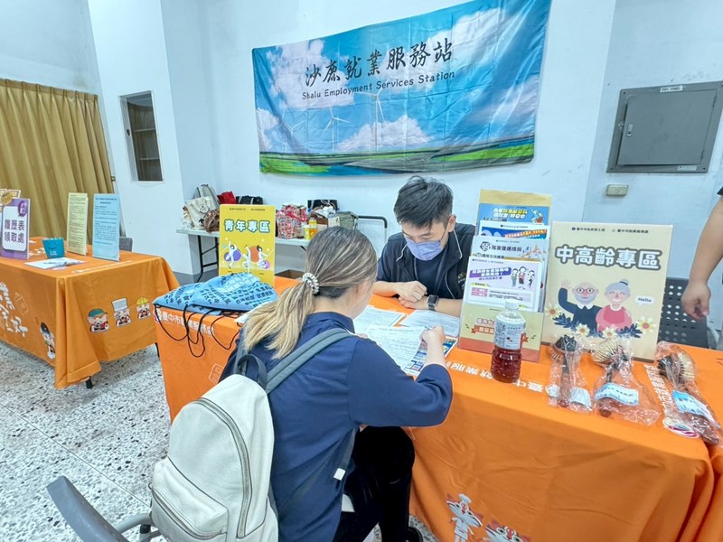 青年求職者至青年專區諮詢就業服務