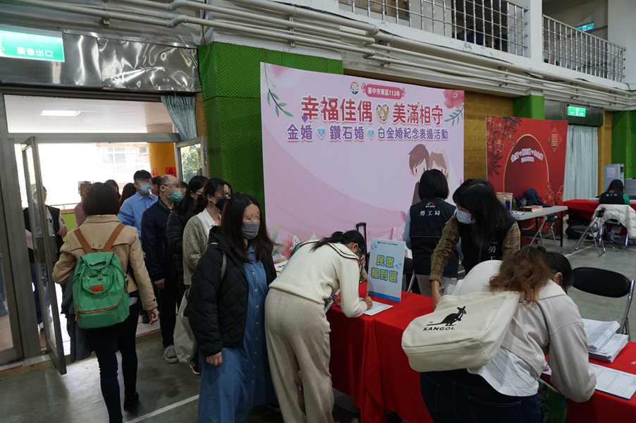 求職民眾報到領取活動資料