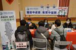 公司人資向求職民眾說明薪資福利及工作內容
