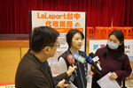 接受媒體採訪