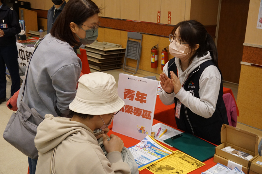現場設置青年、婦女、中高齡及身障者就業服務專區宣導