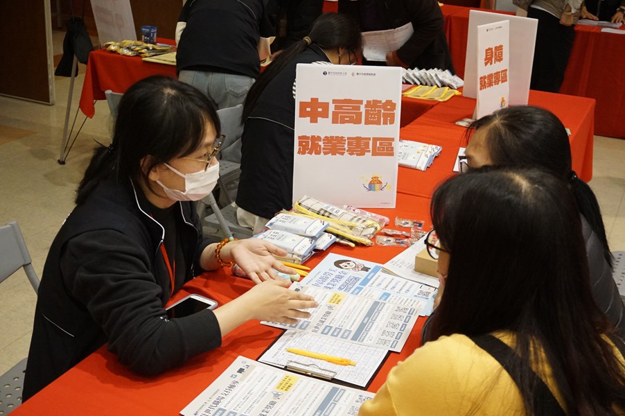現場進行中高齡就業獎勵宣導