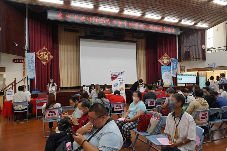 現場求職民眾踴躍參加面試