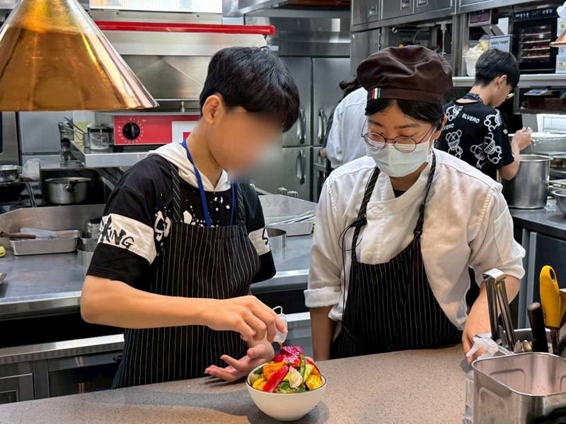 參與職場體驗活動，動手製作餐點，實際體驗內場人員職場環境
