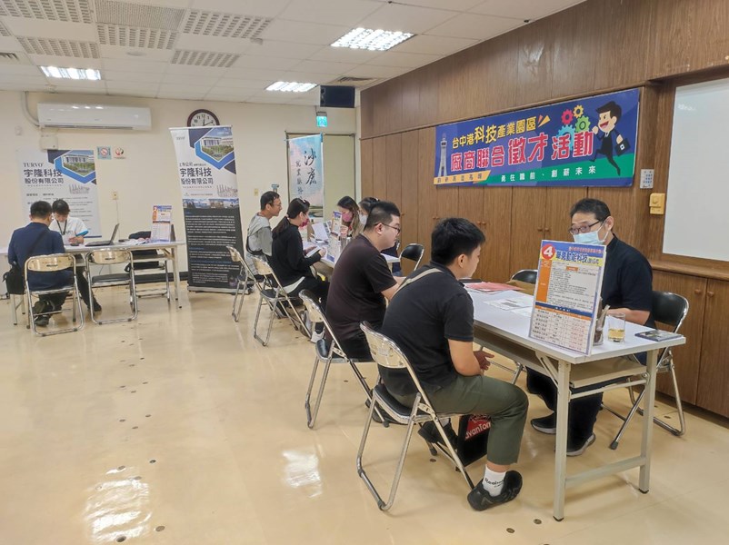徵才活動求職民眾積極參與面試1
