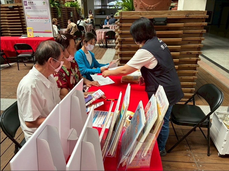 就服處同仁與民眾宣導就業促進專案