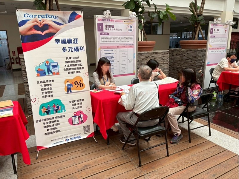 廠商與求職民眾說明工作內容及薪資福利