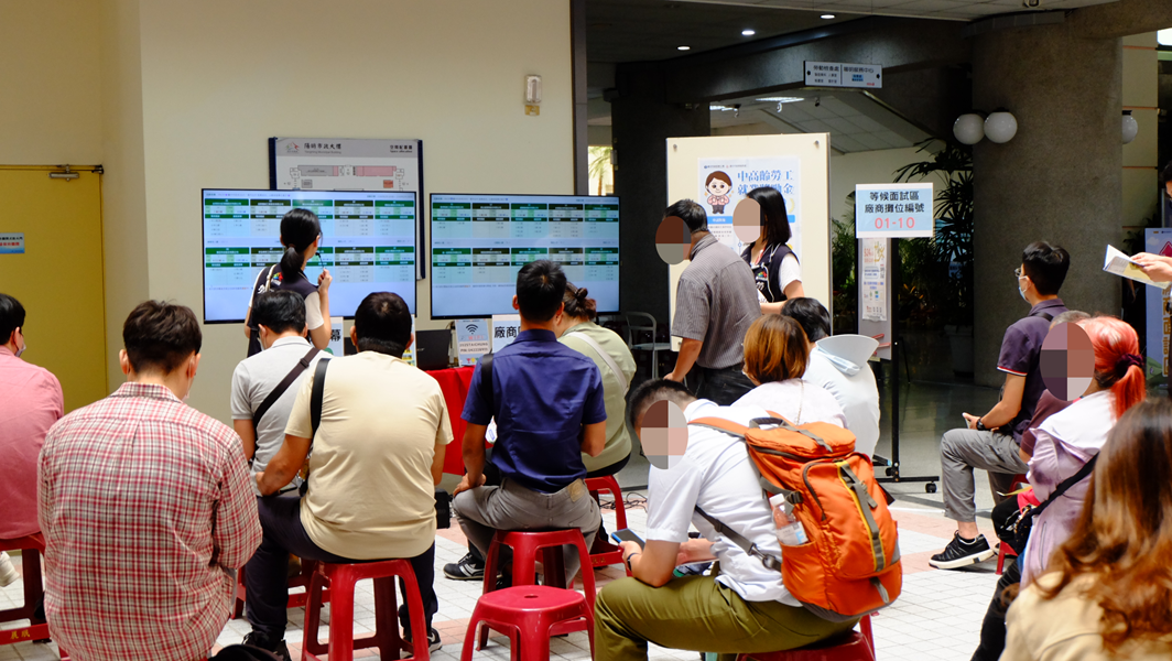 17完成預約面試後求職民眾等待廠商叫號