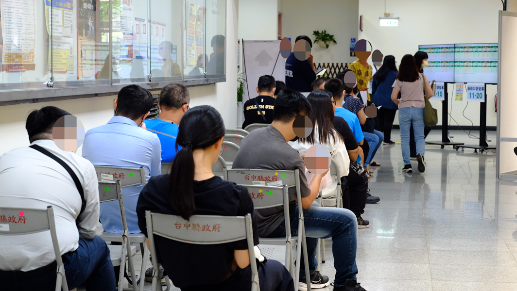 18求職民眾等待廠商叫號面試