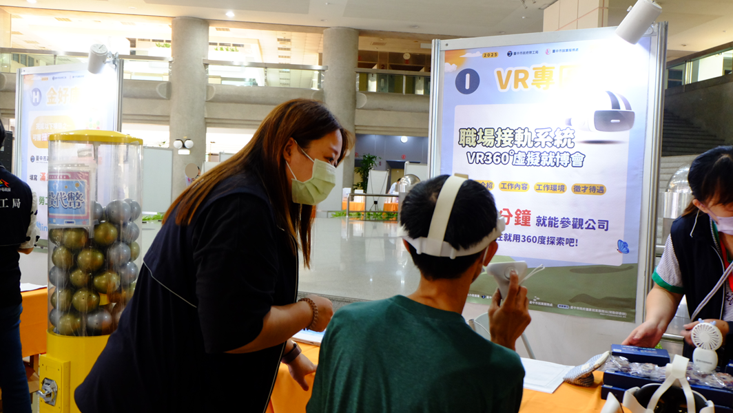 19民眾體驗VR360度職場接軌系統情形