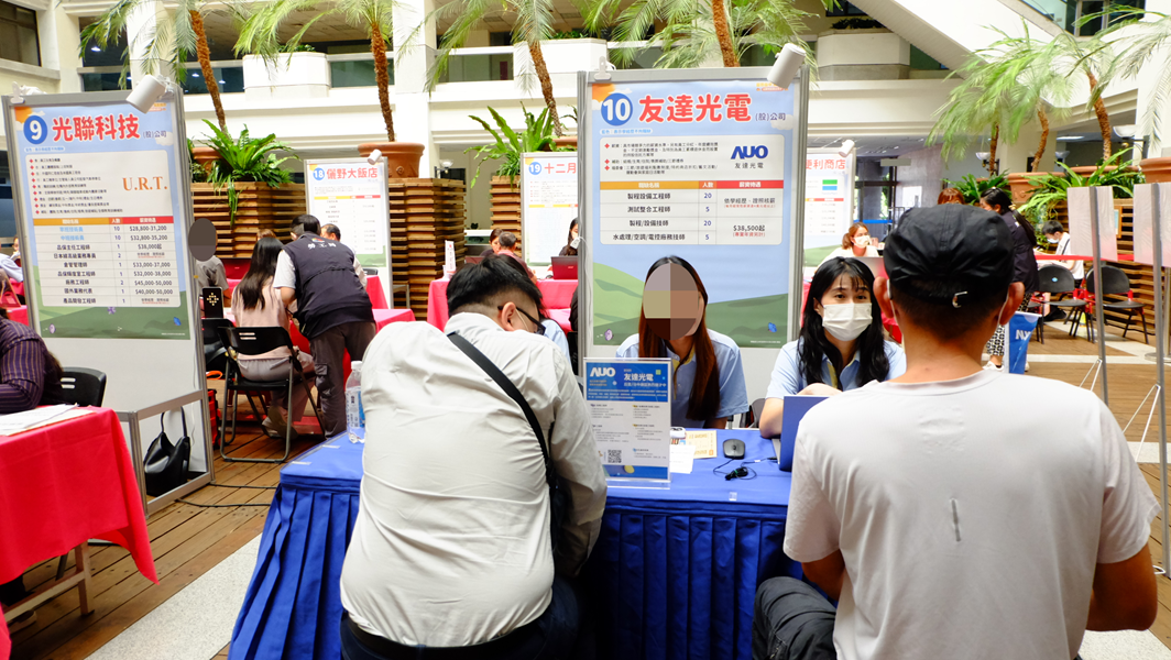 30求職民眾與公司人資互動熱絡