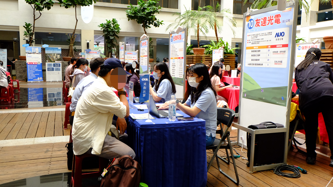 31公司人資向求職民眾說明工作內容