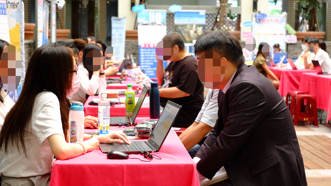 35求職民眾仔細聆聽人資說明的內容