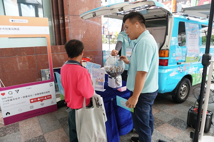 就業巡迴車駐點提供就業服務