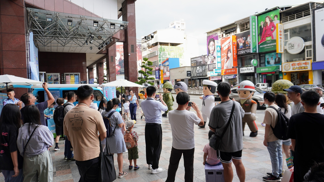 國軍寶寶於一樓邀請民眾前往徵才活動會場