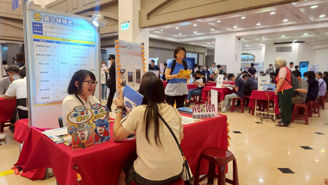 徵才廠商現場設攤面試