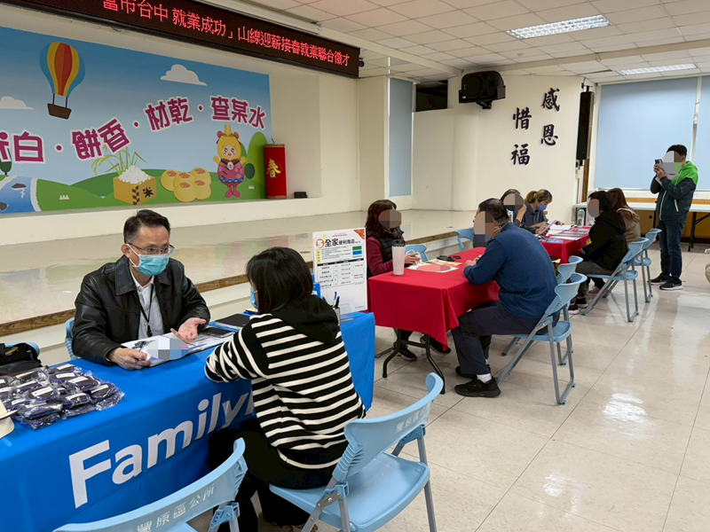 10廠商向求職民眾進行工作職務說明