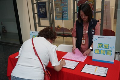 求職民眾報到領取活動資料