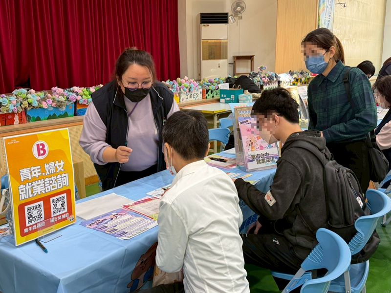 07-活動現場提供青年婦女就業諮詢服務