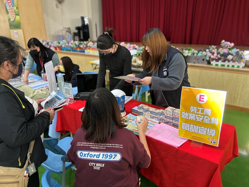 10-勞工局就業安全科於現場進行職業訓練相關宣導