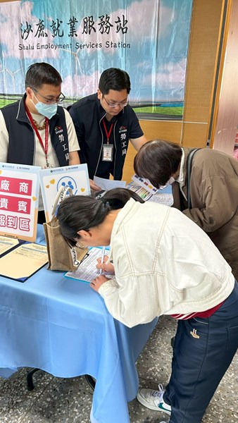 參與徵才民眾報到