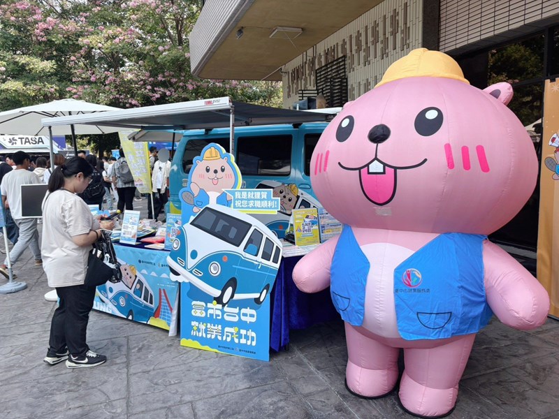 就業巡迴車提供一站式就業服務諮詢