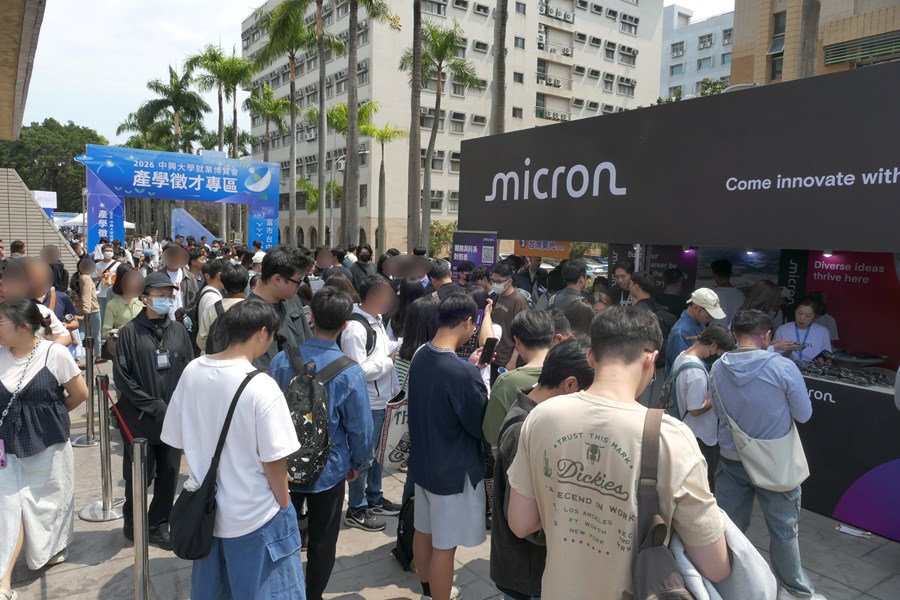 廠商攤位湧入求職熱潮