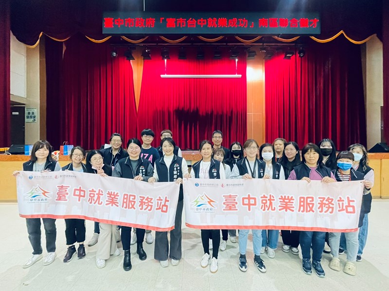 工作人員合影留念