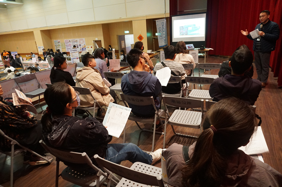 企業說明會現場帶領民眾了解職缺最新消息