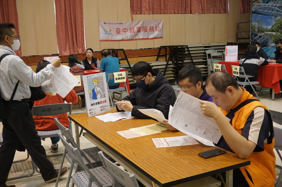 現場提供履歷表與職缺一覽表