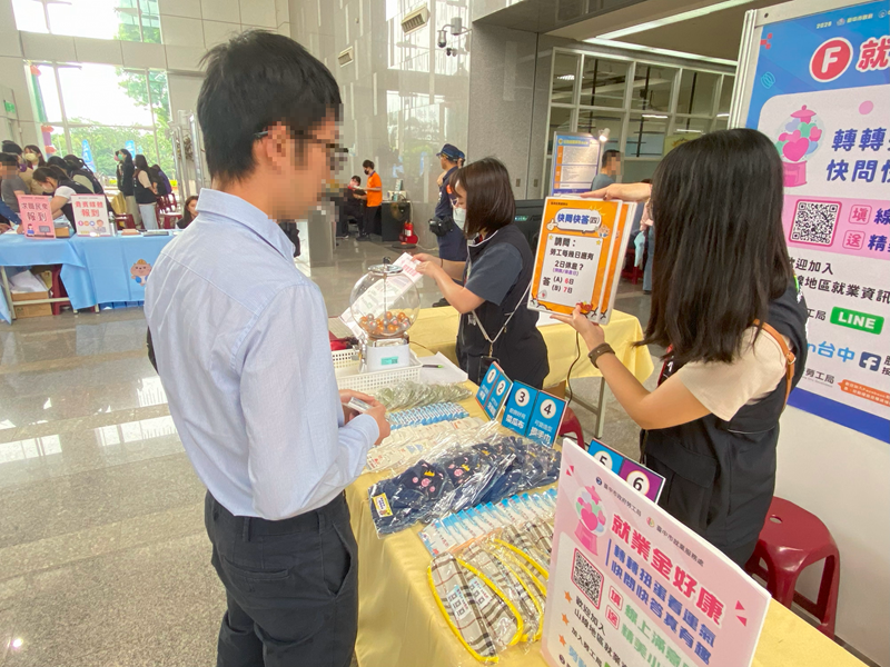 18-與求職民眾進行快問快答活動